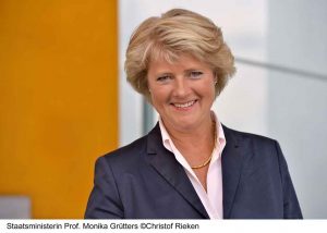 Monika Gruetters Portrait mit Bildquelle